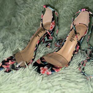 EUC! ❄️ Beautiful Floral Lace Up Heels 4”
